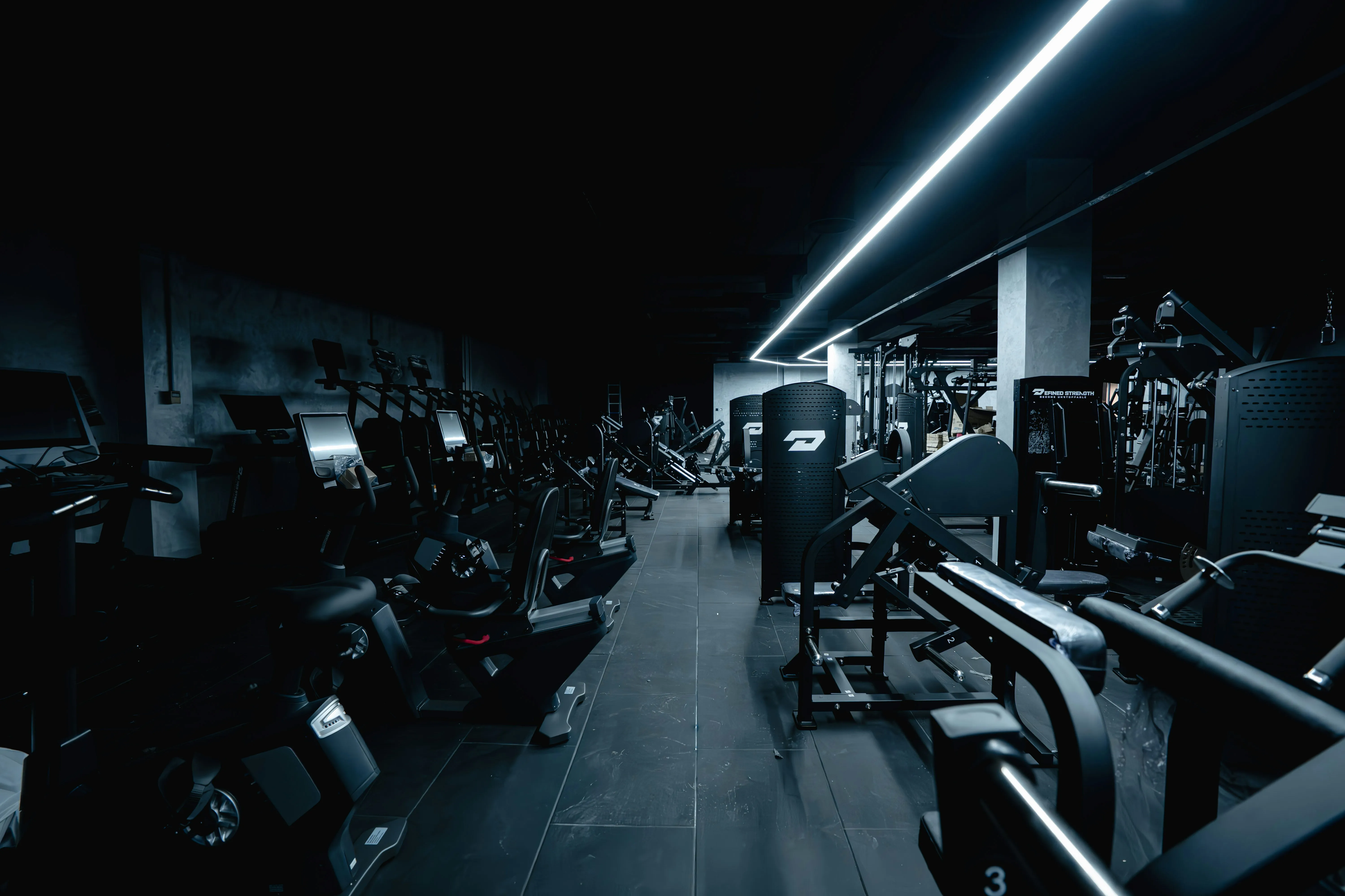 Blick in einen Trainingsbereich mit Power Racks und Freihanteln
